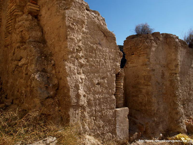 DETALLE DEL NGULO NOROESTE DEL TEMPLO. SILLAR CON CRUZ TEMPLARIA